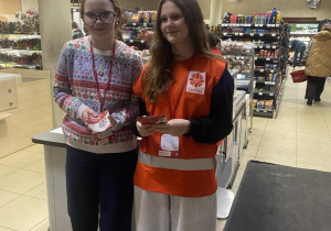 Uczennice klasy 7 podczas ogólnopolskiej akcji ,, Tak Pomagam.”