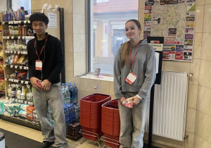 Uczniowie klasy 8 podczas ogólnopolskiej akcji ,, Tak Pomagam.”