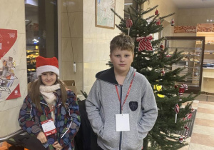 Uczniowie klas 4 podczas ogólnopolskiej akcji ,, Tak Pomagam.”