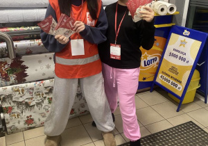 Uczennice klasy 5 podczas ogólnopolskiej akcji ,, Tak Pomagam.”