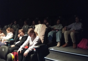 Uczniowie klasy 4a i 4b w oczekiwaniu na projekcję filmu pt. "Opowieść świąteczna"