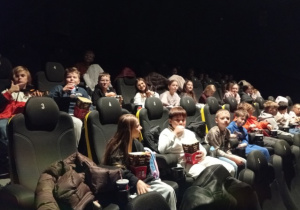 Czwartoklasiści w oczekiwaniu na prelekcję "Jeden za wszystkich, wszyscy za jednego"