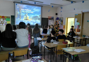 Uczniowie w czasie przerwy śpiewają kolędę Przybieżeli do Betlejem