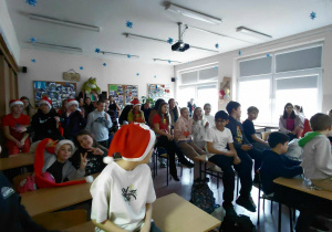 Uczniowie tłumnie przybyli do pracowni 30B żeby śpiewać kolędy