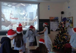 Uczniowie tańczą i śpiewają świąteczną piosenkę Od serca do ucha