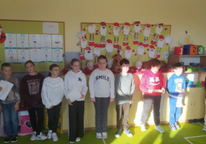 Uczniowie klasy 4a ustawiają się do występu