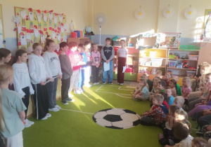 Chór złożony z uczniów klasy 4a śpiewa kolędy