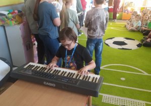 Uczeń grający na instrumencie