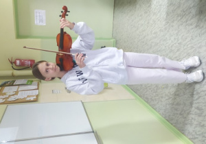 Skrzypaczka- Weronika, uczennica klasy 5b prezentuje instrument
