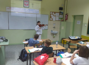 Instrumenty strunowe w praktyce- wyjątkowa lekcja muzyki w klasie 5b