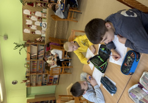 Uczniowie klasy 3 pracują podczas lekcji bibliotecznej.