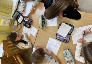 Uczennice klasy 3 pracują podczas lekcji bibliotecznej.