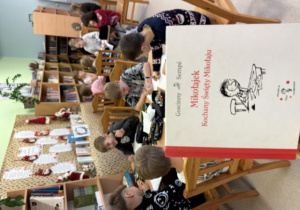 Zdjęcie zrobione podczas lekcji bibliotecznej zorganizowanej z okazji Mikołajek.