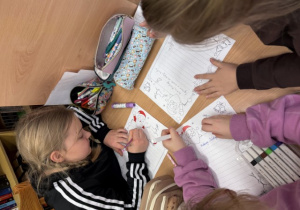 Uczennice pracują nad listem do Świętego Mikołaja.