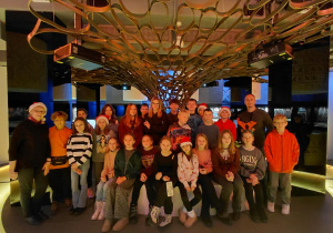 Uczestnicy z opiekunami w Centrum Pieniądza w sali monet