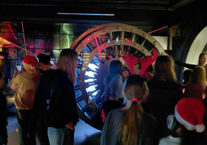 Uczestnicy zajęć przy włazie prowadzącym do skarbca NBP