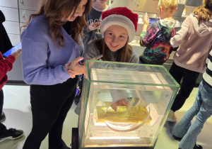 Dziewczynki próbują podnieść prawdziwą sztabkę złota ważącą 12,5 kg