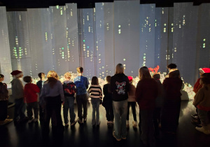 Uczestnicy w wielkiej skarbonce w oczekiwaniu na górę monet