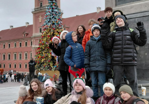 Uczestnicy wyjazdu przy kolumnie Zygmunta z choinką w tle
