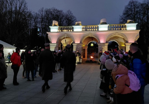 Uczestnicy wyjazdu obserwują zmianę warty przy Grobie Nieznanego Żołnierza