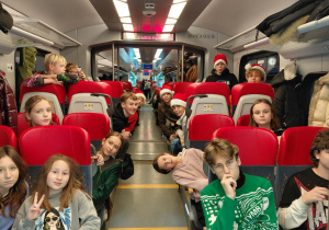 Uczestnicy wyjazdu w pociągu ŁKA w drodze powrotnej do Łodzi