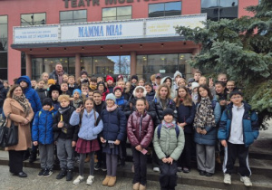 Klasy piąte przed Teatrem Muzycznym