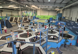 Uczniowie w parku trampolin Saltos