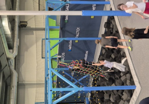 Uczennica korzystająca z atrakcji parku