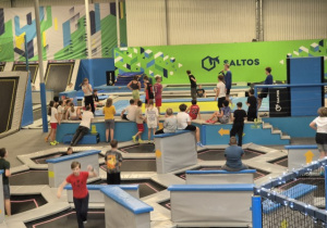 Uczniowie słuchający prowadzącego lekcje