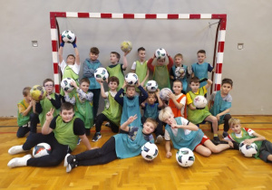 Wspólne zdjęcie uczestników świątecznego turnieju piłki nożnej.