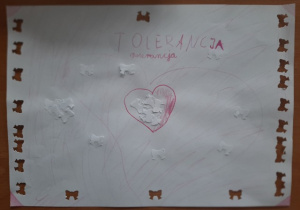 Napis TOLERANCJA i wycięte kokardki. Prace wykonane pod opieką Pani P. Filipczak.