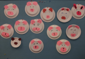 Misie polarne wykonane z papierowych talerzyków. Prace wykonane pod opieką Pani P. Filipczak.