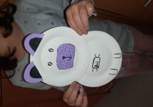 Miś wykonany z talerzyków papierowych. Miś jest biały z fioletowymi uszami. Praca wykonana pod opieką Pani P. Filipczak.