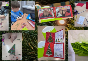 Kolaż zdjęć przedstawia kolejne etapy wizyty dzieci na poczcie. Na pierwszym zdjęciu uczniowie pozują przed wejściem do budynku poczty, trzymając w rękach zielone koperty. Na kolejnym ujęciu widać dzieci stojące w kolejce do okienka pocztowego, gdzie kupują znaczki. Ostatnie zdjęcie ukazuje moment wrzucania przez uczniów kopert do skrzynki pocztowej znajdującej się przed budynkiem poczty.