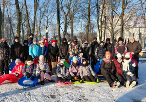 Dwudziestu pięciu śmiałków ze sprzętem zimowy przed wyprawą na sanki z burmistrzem Rzgowa panem Mateuszem Kamińskim
