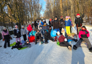Uczestnicy zajęć na górce przy ulicy Betonowej