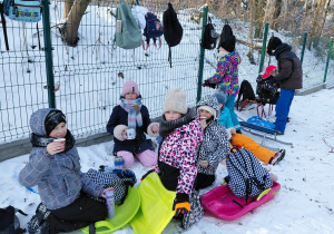 Dziewczynki w czasie przerwy w zjazdach z gorąca herbatą