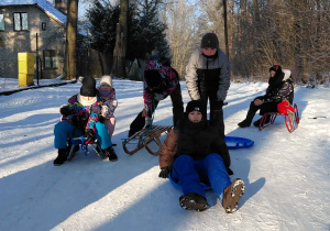 Uczniowie gotowi do zjazdu z górki