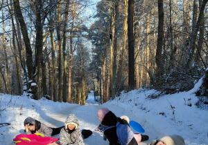 Odpoczynek na śniegu przy ulicy Wejherowskiej