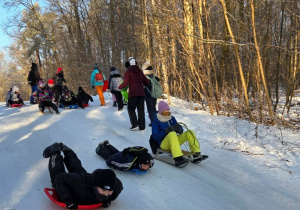 Zjazd na brzuchu na różnych ślizgaczach