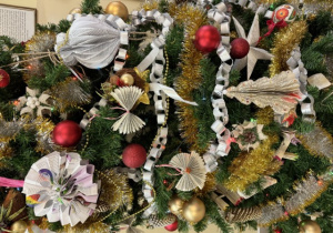 Ozdoby choinkowe wykonane przez uczniów.