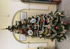 Choinka szkolna ubrana w ozdoby konkursowe.