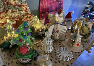 Wystawa prac konkursowych przy wejściu do szatani szkolnej.