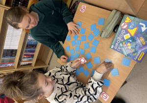 Uczennice klasy 4 D grają w memory.