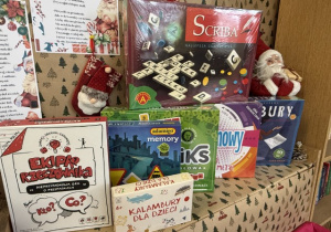 Wystawa gier dostępnych w bibliotece szkolnej.