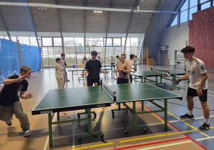 Dziewczynki i chłopcy w czasie zmagań turniejowych