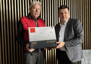 Pan Edward Kulanty przekazuje urządzenie Burmistrzowi Mateuszowi Kamińskiemu.