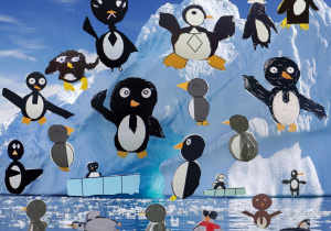 Zdjęcie przedstawia pingwinki wykonane w programie Paint podczas zajęć komputerowych.