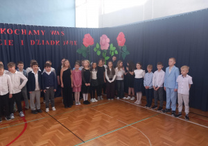 Klasa 3a i 3b podczas występu z okazji Dnia Babci i Dziadka
