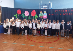 Grupowe zdjęcie klas trzecich w czasie występu